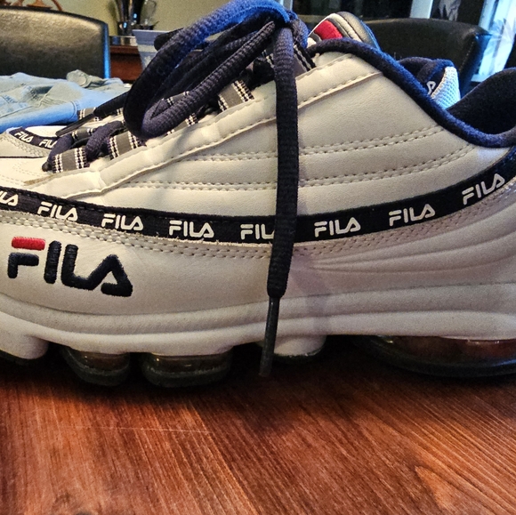Fila dragster athletic shoes in very good used condition. Size 7.5 - Picture 5 of 9